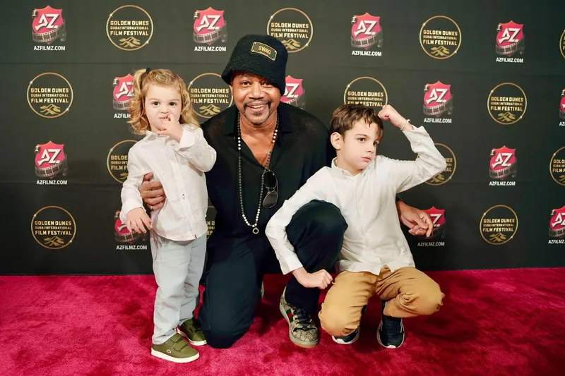 Golden Dunes 2025 — family on the carpet